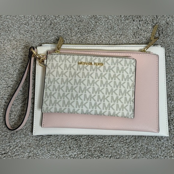 Michael Kors Trio Jet Set Signature Wristlet NWOT - Picture 3 of 3